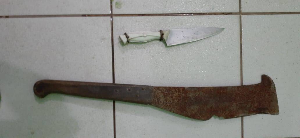 Facão e faca peixeira usada pelo o acusado